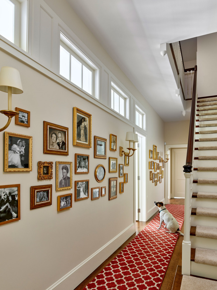 Ejemplo de recibidores y pasillos clásicos con paredes beige y suelo de madera en tonos medios