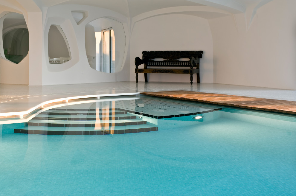 Idee per una grande piscina coperta minimal personalizzata con piastrelle