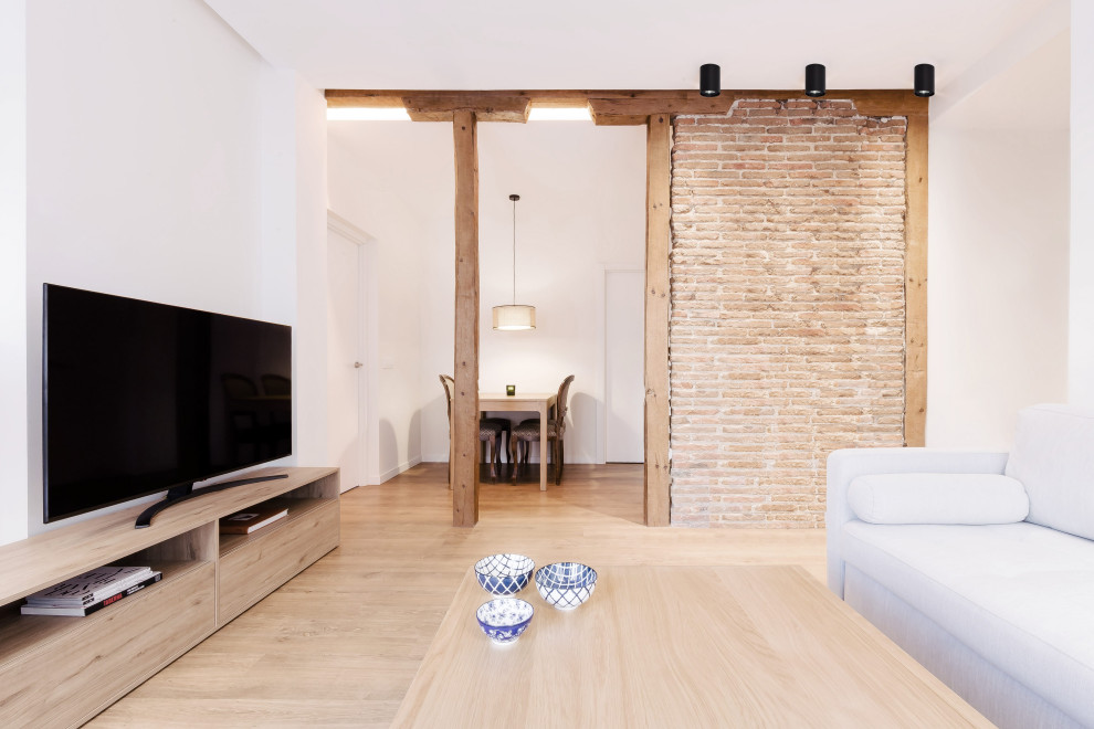 Idee per una piccola sala da pranzo aperta verso il soggiorno minimal con pareti bianche, pavimento in vinile, pavimento marrone, soffitto ribassato e pareti in mattoni