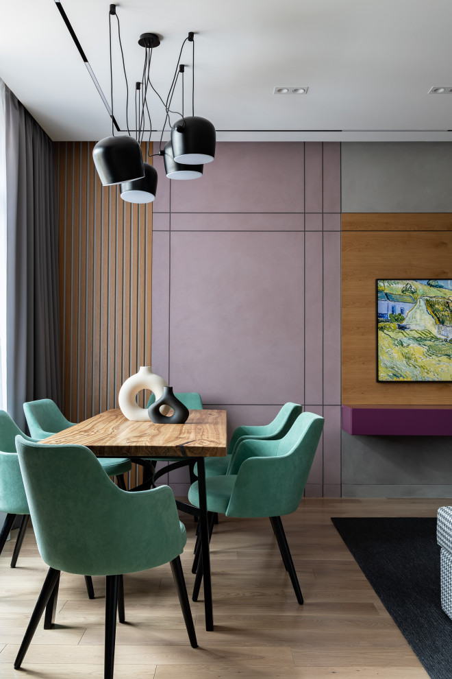 Mittelgroßes Modernes Wohnzimmer mit grauer Wandfarbe, braunem Holzboden, TV-Wand und braunem Boden in Sankt Petersburg