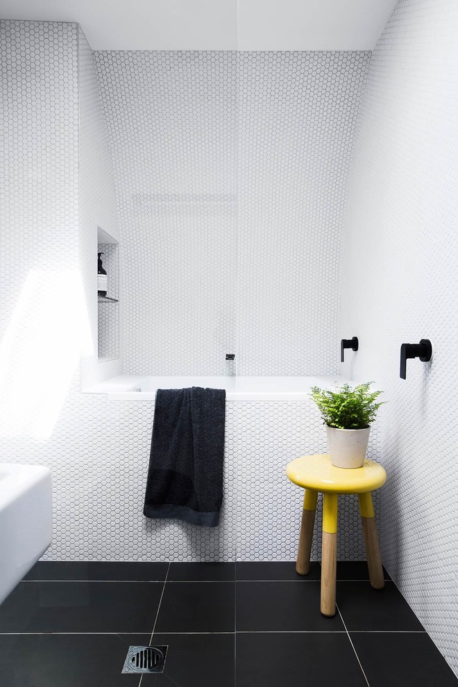 Photo of a contemporary bathroom in Los Angeles.