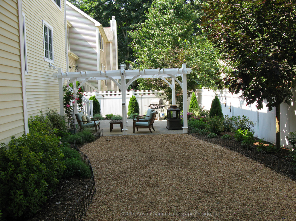 Inspiration for a traditional backyard shaded garden for summer in Bridgeport.