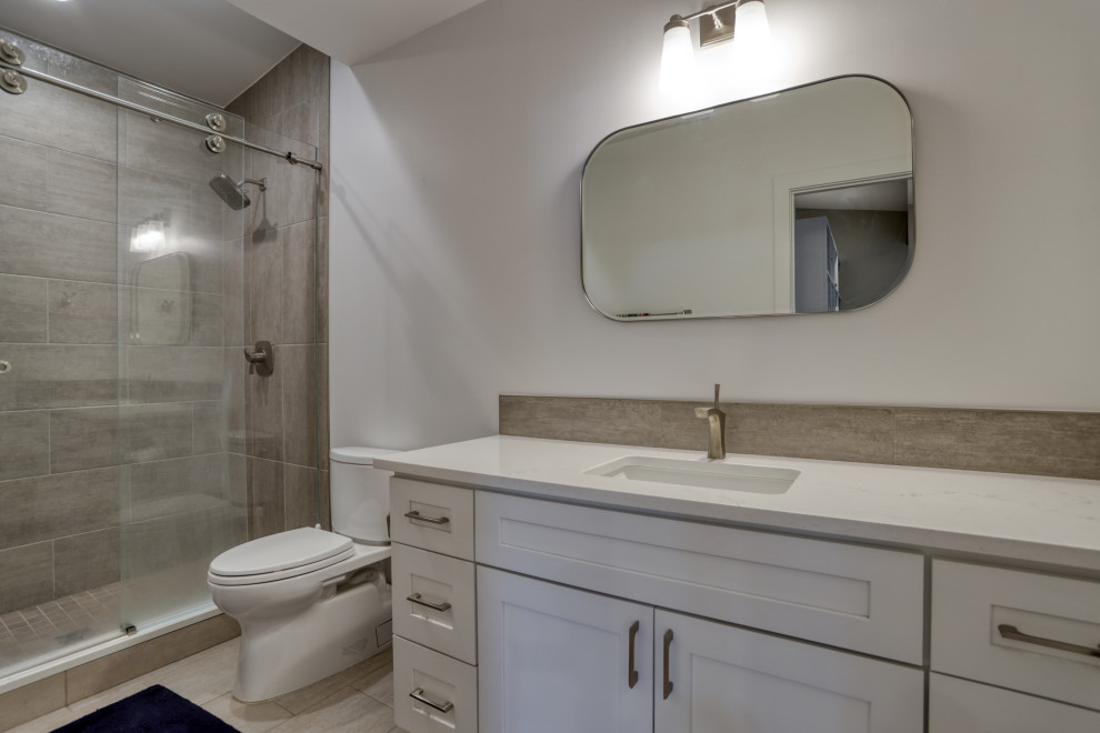 Idéer för ett stort klassiskt badrum, med luckor med infälld panel, vita skåp, ljust trägolv och brunt golv