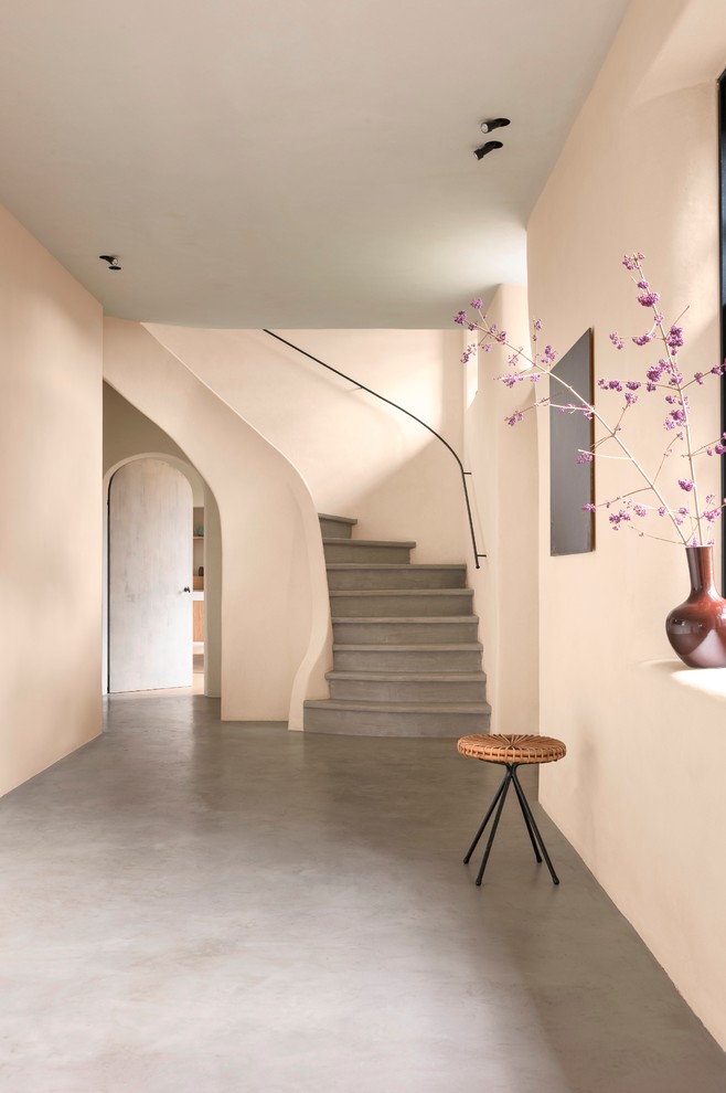 Inspiration for a modern entryway in Milan.