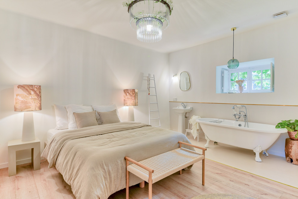 Aménagement d'une chambre contemporaine avec un mur blanc et un sol blanc.