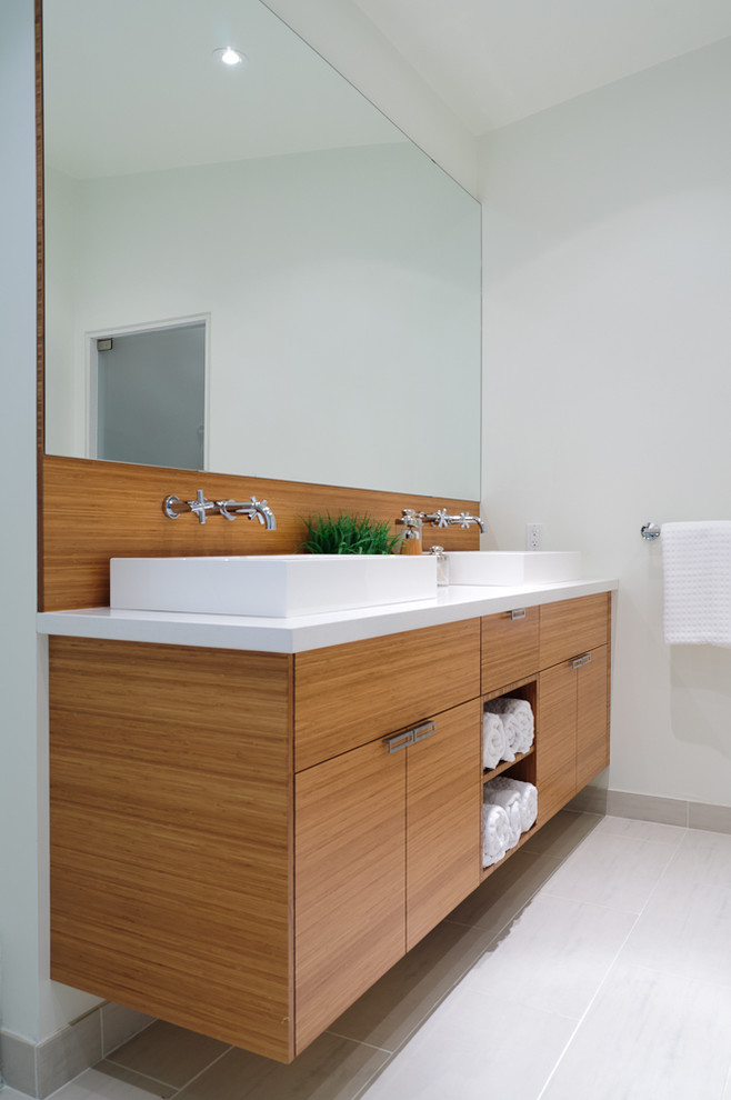 This is an example of a midcentury bathroom in Toronto.
