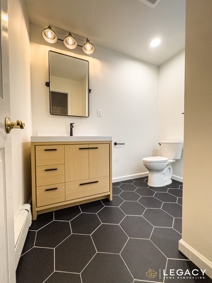 Exemple d'une salle de bain tendance avec WC à poser, un sol en carrelage de céramique et un sol noir.