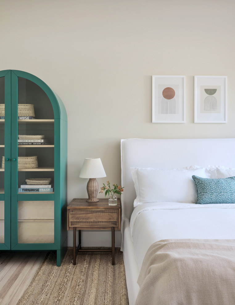 Стильный дизайн: спальня среднего размера в морском стиле - последний тренд