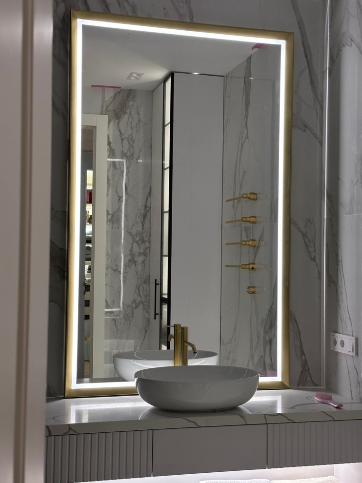 Зеркало с подсветкой в золотом багете