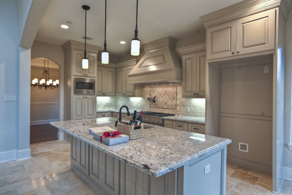 Transitional kitchen photo in Houston