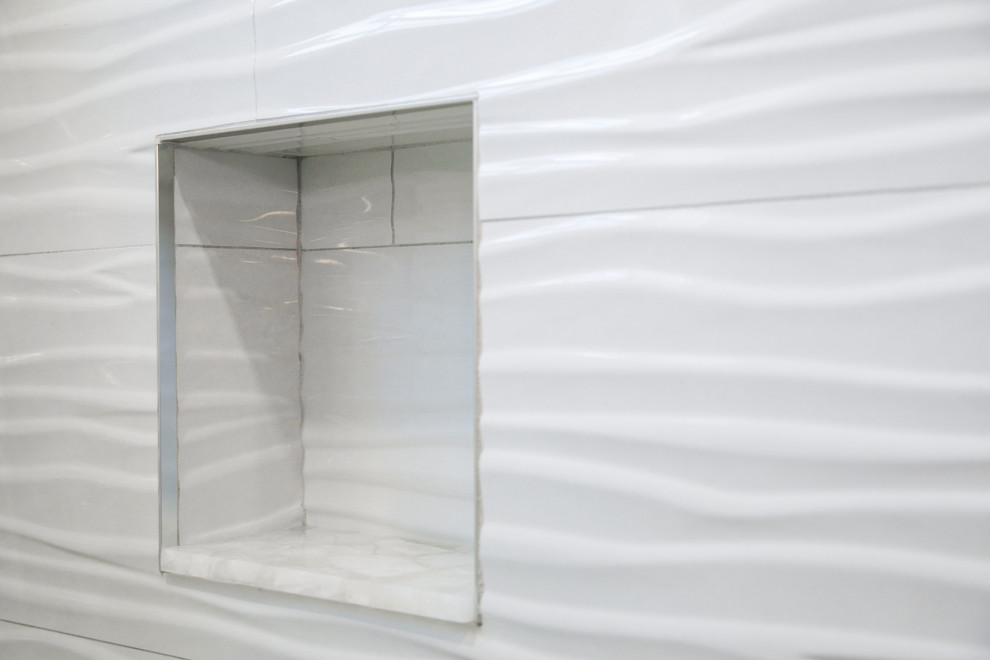 Пример оригинального дизайна: большая детская ванная комната в стиле неоклассика (современная классика) с фасадами с выступающей филенкой, серыми фасадами, угловой ванной, душем в нише, раздельным унитазом, белой плиткой, мраморной плиткой, серыми стенами, полом из керамогранита, врезной раковиной, столешницей из кварцита, серым полом, открытым душем, разноцветной столешницей, сиденьем для душа, тумбой под одну раковину, встроенной тумбой и многоуровневым потолком