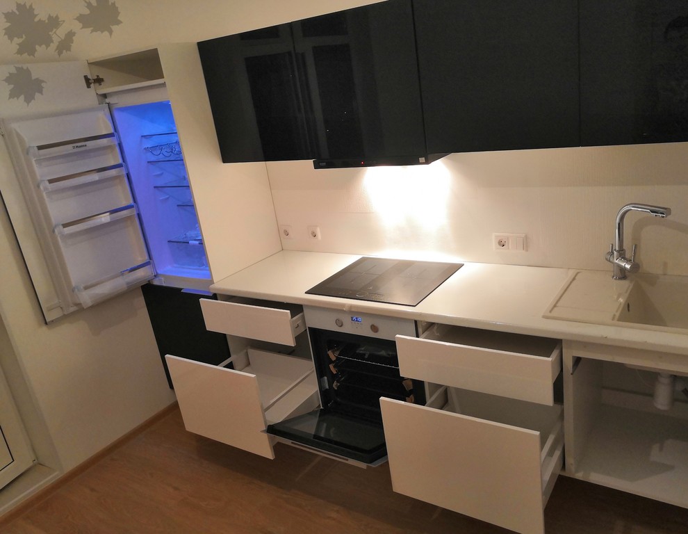 Подвесная глянцевая кухня