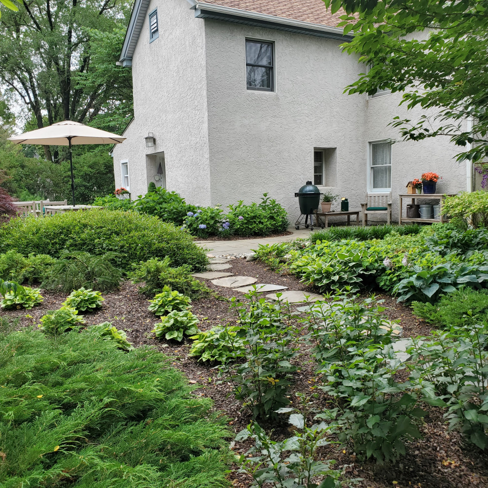 Imagen de camino de jardín de estilo de casa de campo de tamaño medio en verano en patio trasero con exposición parcial al sol y adoquines de piedra natural