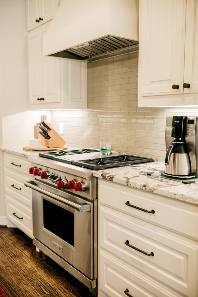 Kitchen - transitional kitchen idea in Dallas