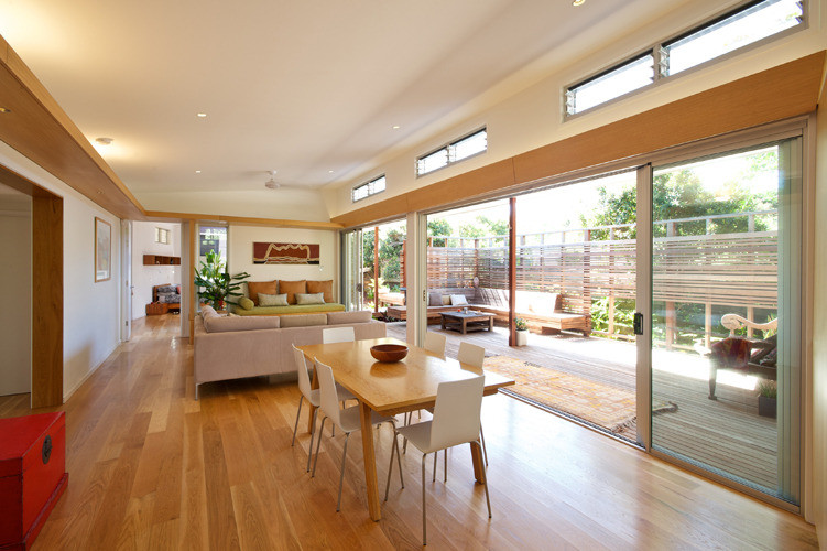 Design ideas for a modern dining room in Gold Coast - Tweed.