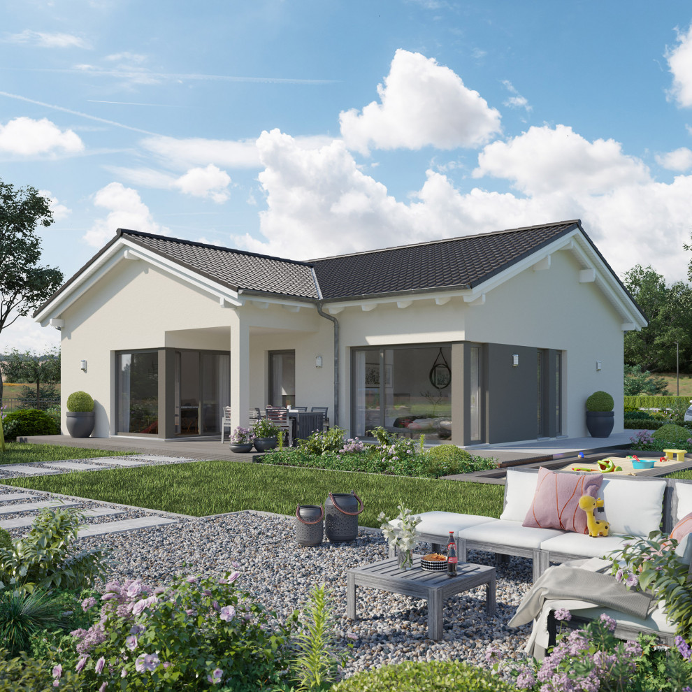 Inspiration pour une petite façade de maison beige design en stuc de plain-pied avec un toit à deux pans, un toit en tuile et un toit gris.