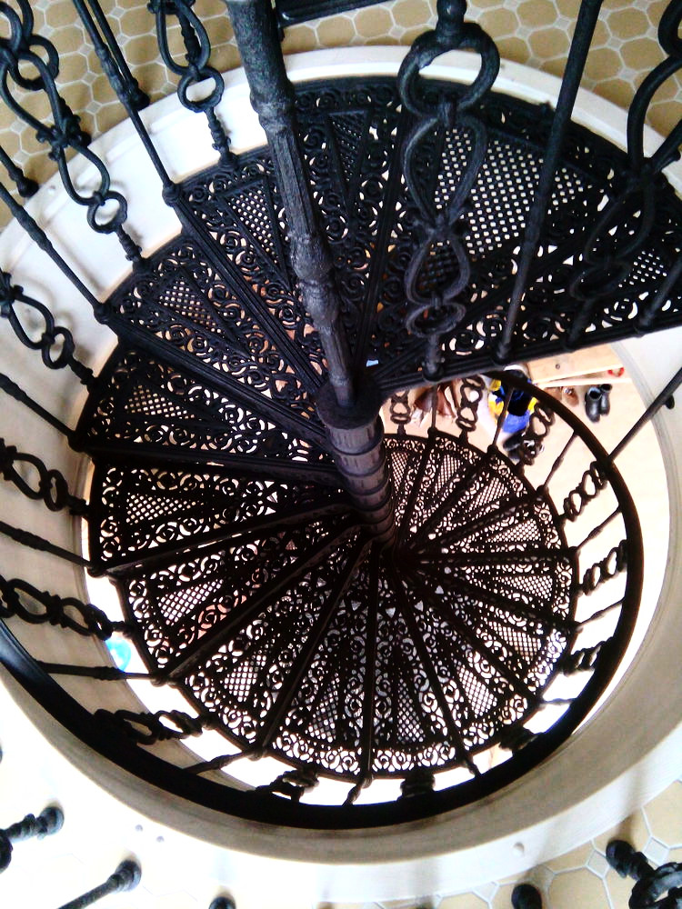 Винтовая чугунная лестница