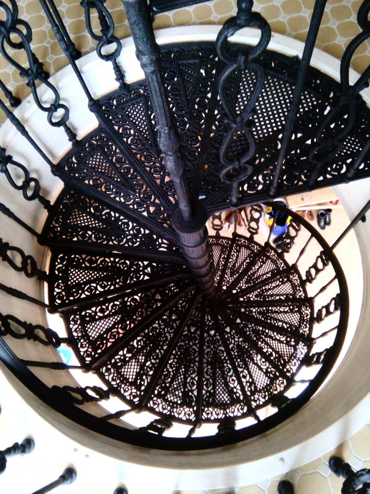 Винтовая чугунная лестница