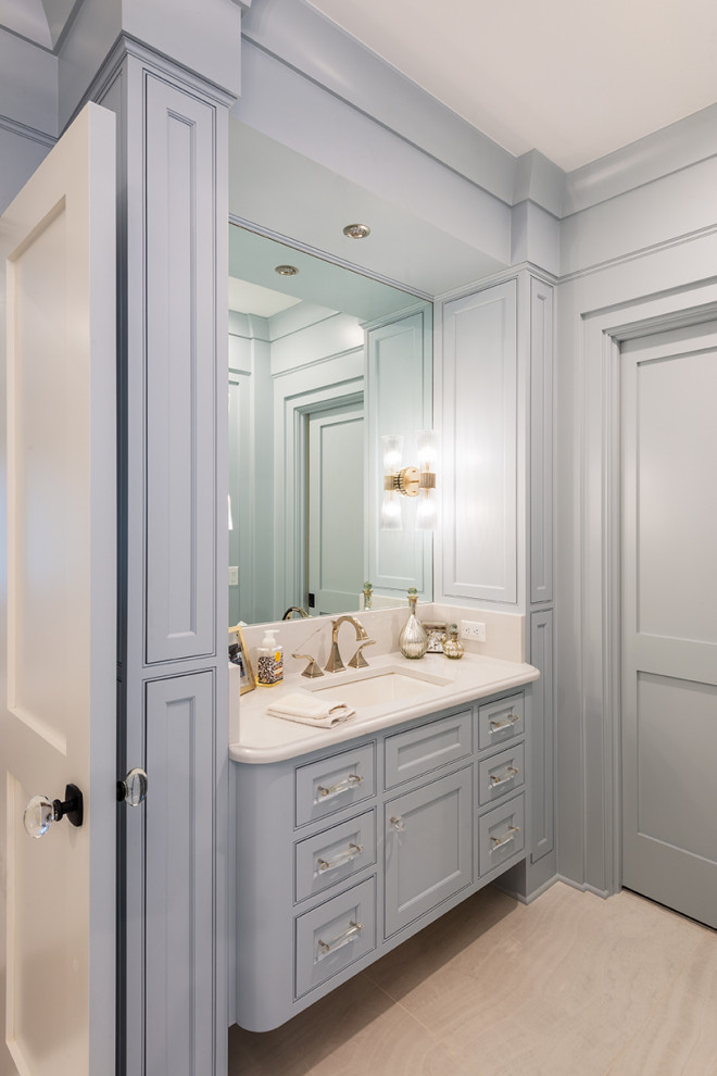 Klassisk inredning av ett mellanstort vit vitt badrum för barn, med luckor med infälld panel, blå skåp, marmorbänkskiva och vitt golv