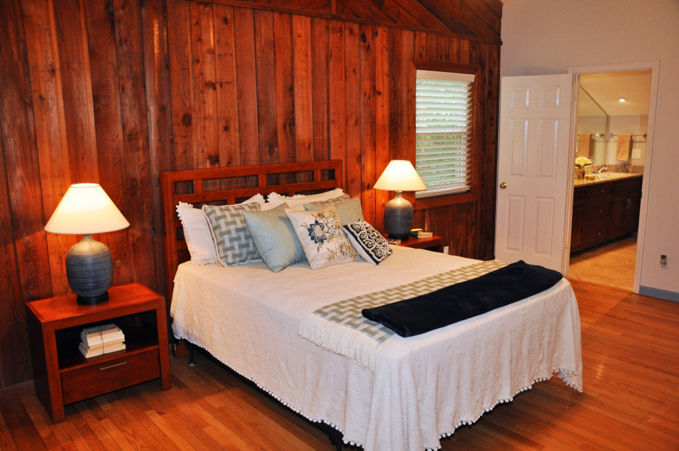 アトランタにある中くらいなコンテンポラリースタイルのおしゃれな主寝室 (白い壁、淡色無垢フローリング、茶色い床、パネル壁) のレイアウト