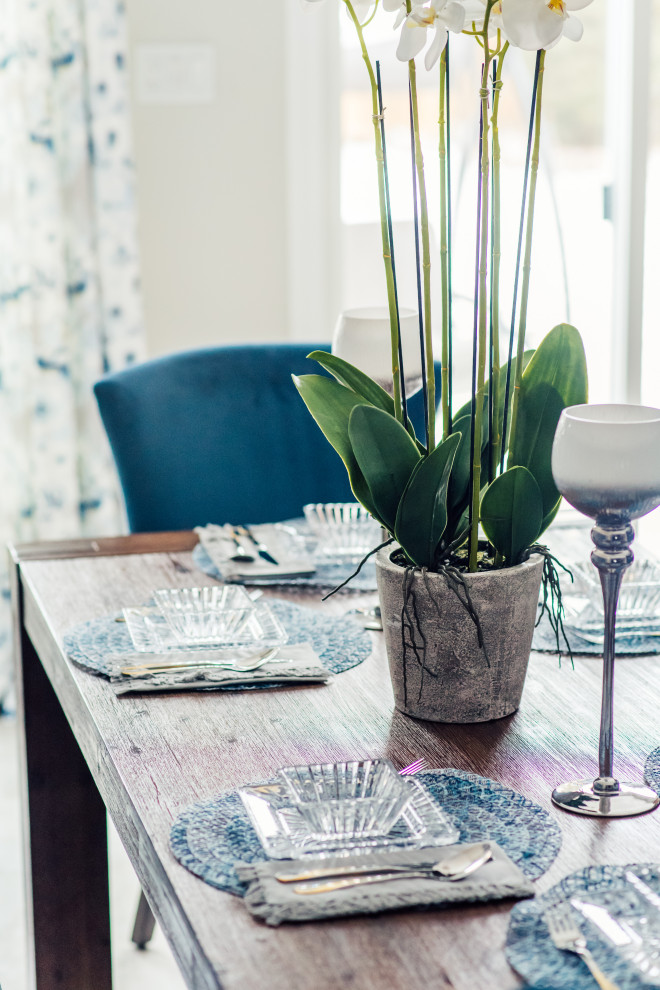 Example of a transitional home design design in Toronto