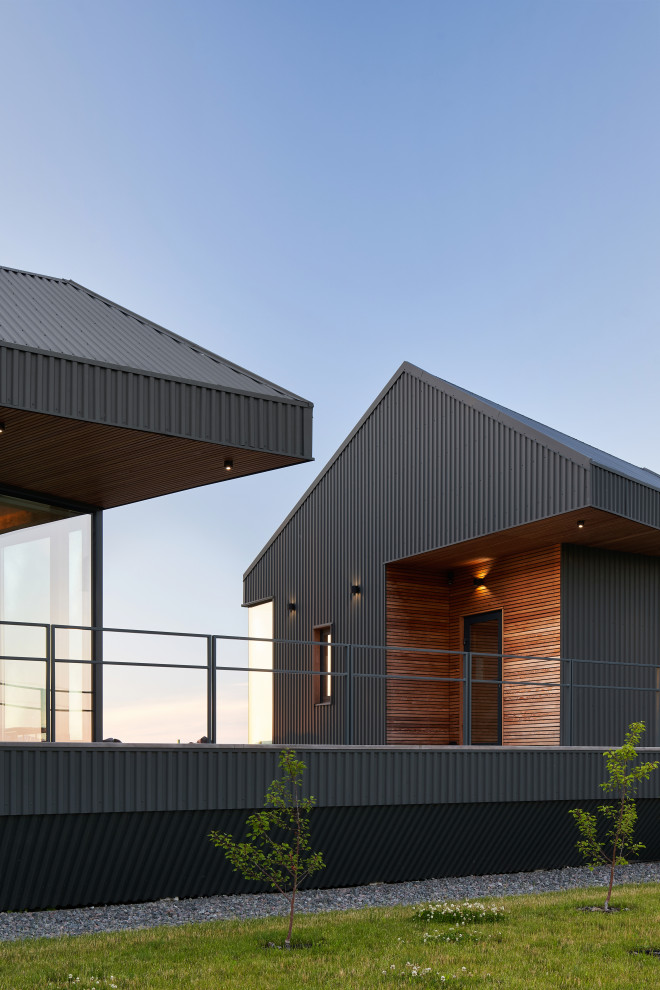 Diseño de fachada de casa gris y gris nórdica de una planta con revestimiento de metal