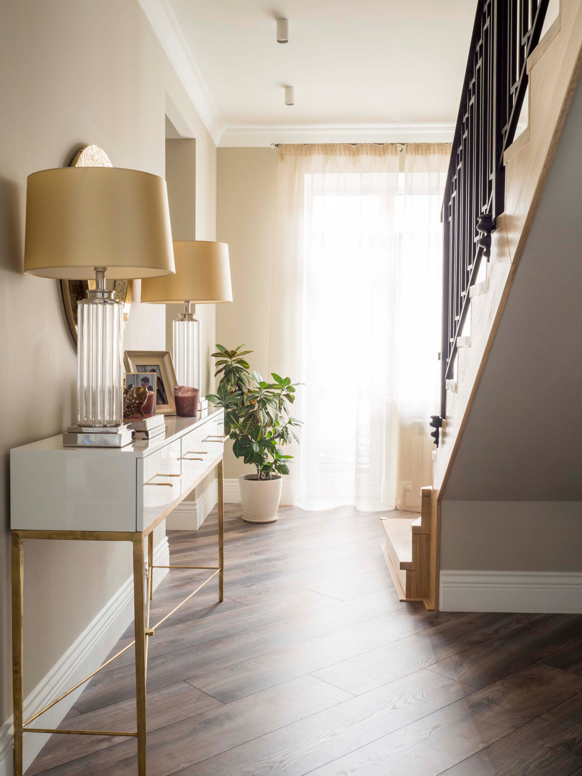 Холл с лестницей