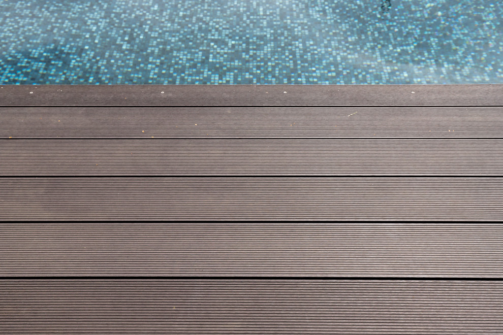 Ispirazione per una piscina contemporanea di medie dimensioni e dietro casa con paesaggistica bordo piscina