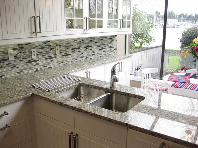 Santa Cecilia Light Granite Traditional Kitchen Vancouver