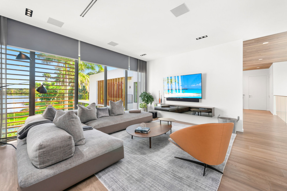 This is an example of a contemporary living room in Tampa.