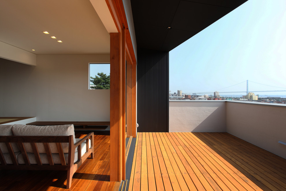 Источник вдохновения для домашнего уюта: терраса на втором этаже в стиле модернизм с навесом