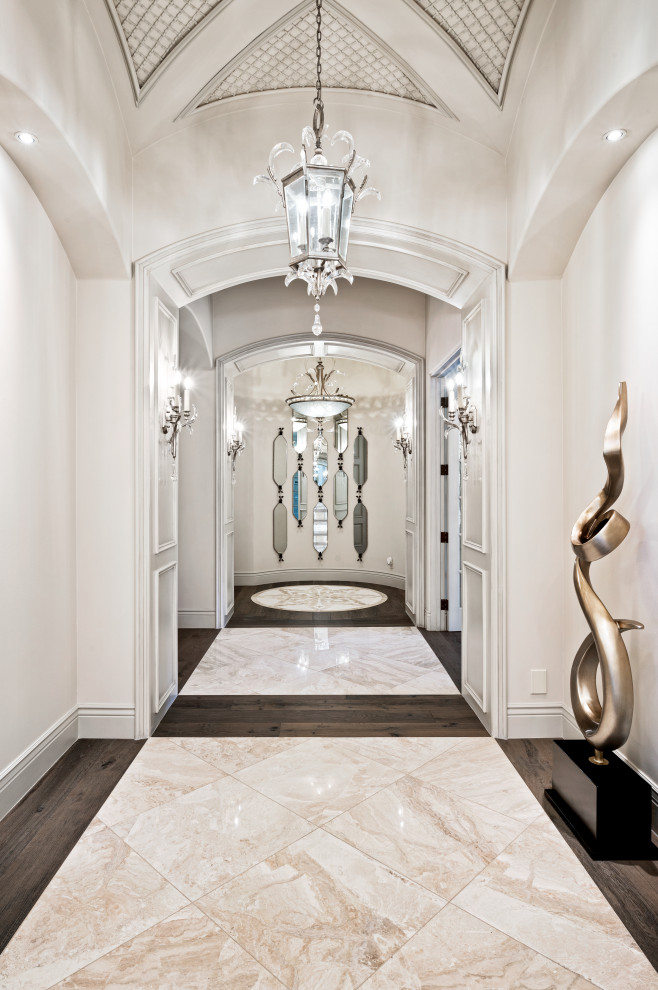 Exemple d'un très grand couloir rétro avec un mur blanc, un sol en marbre, un sol blanc, un plafond décaissé et du lambris.
