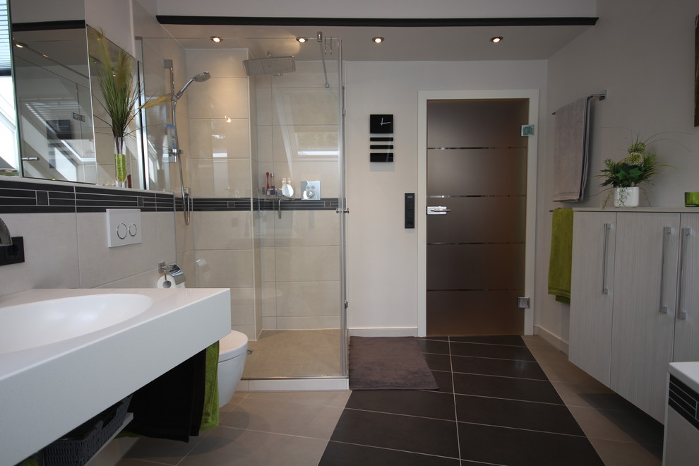 Photo of a mid-sized contemporary bathroom in Cologne.