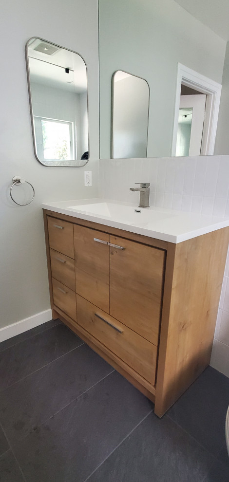 Diseño de cuarto de baño actual de tamaño medio