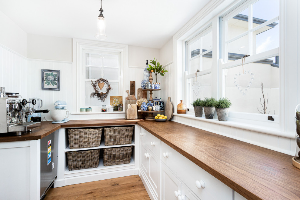 パースにあるトラディショナルスタイルのおしゃれなキッチン (白いキャビネット、シルバーの調理設備) の写真