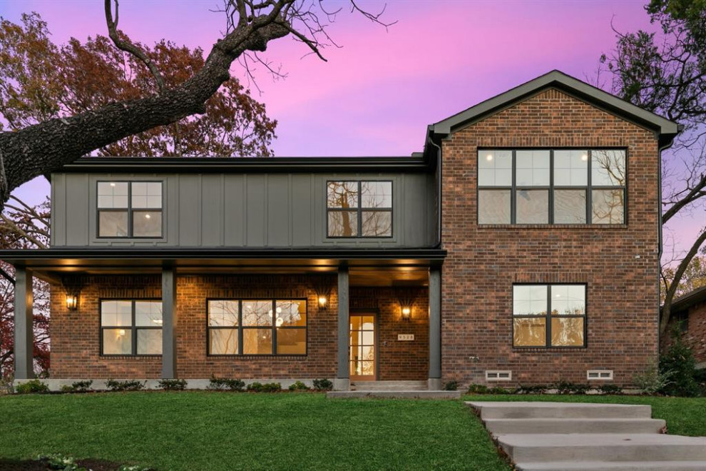 Großes, Zweistöckiges Rustikales Einfamilienhaus mit Backsteinfassade, bunter Fassadenfarbe, Walmdach, Schindeldach, grauem Dach und Wandpaneelen in Dallas