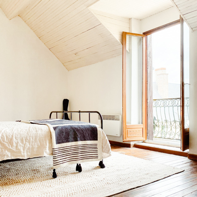 Mittelgroßes Skandinavisches Gästezimmer ohne Kamin mit weißer Wandfarbe, braunem Holzboden und Holzdielendecke in Sonstige