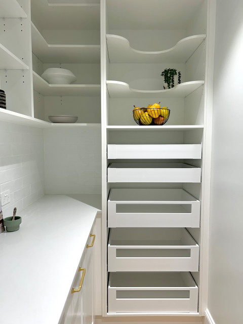 ROMANI RESIDENCE modern-kitchen
