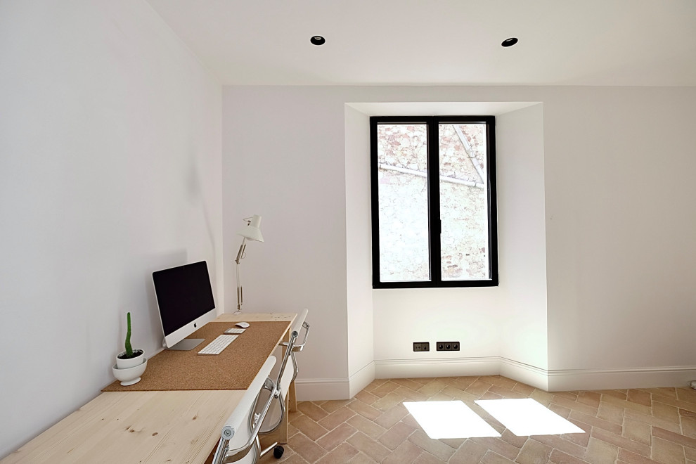 Mittelgroßes Uriges Arbeitszimmer ohne Kamin mit weißer Wandfarbe, Terrakottaboden, beigem Boden und Wandpaneelen in Barcelona