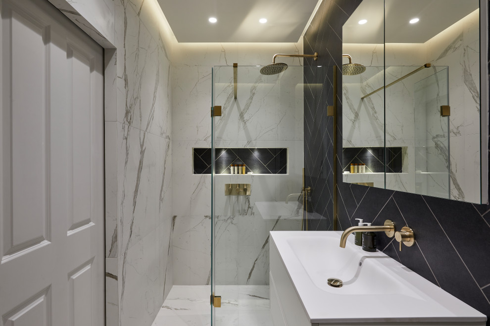 Diseño de cuarto de baño único y flotante contemporáneo de tamaño medio con puertas de armario blancas, ducha abierta, sanitario de pared, baldosas y/o azulejos azules, aseo y ducha, lavabo integrado y ducha abierta
