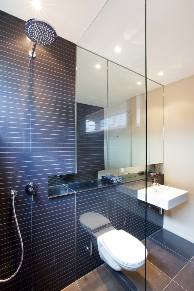 This is an example of a modern bathroom in Hamilton.