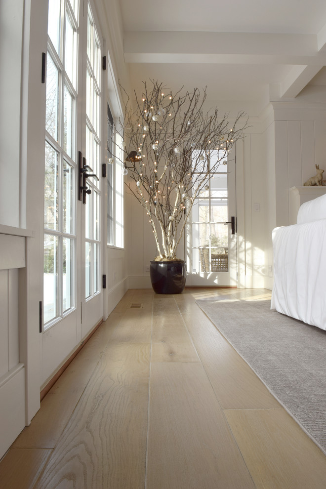 Aménagement d'un grand salon scandinave avec un mur blanc, un sol en bois brun, une cheminée standard, un manteau de cheminée en carrelage, un sol marron, un plafond à caissons et du lambris de bois.