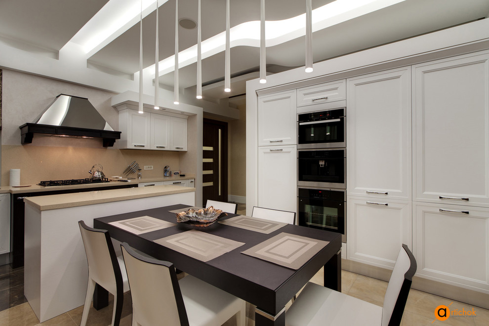 Функциональный дизайн светлой кухни загородного дома