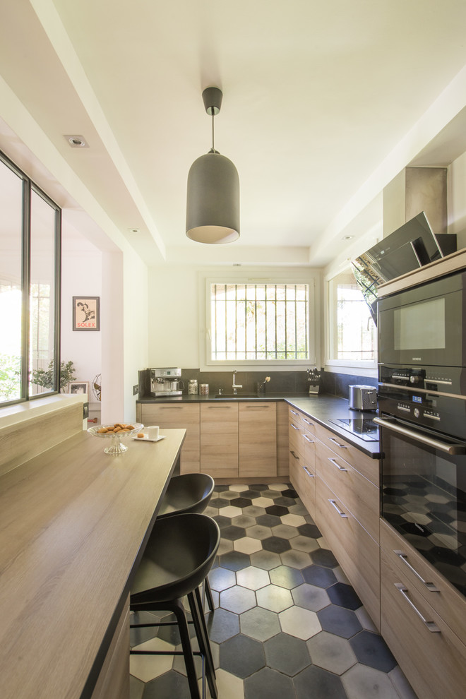 This is an example of a contemporary kitchen in Montpellier.