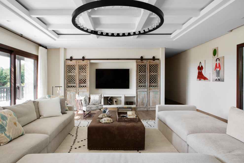 Источник вдохновения для домашнего уюта: гостиная комната в морском стиле с белыми стенами, паркетным полом среднего тона, скрытым телевизором, коричневым полом и кессонным потолком