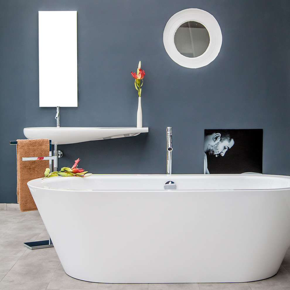 Mittelgroßes Modernes Badezimmer mit freistehender Badewanne, schwarzer Wandfarbe und Wandwaschbecken in Dortmund