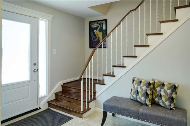 Example of a transitional entryway design in Toronto
