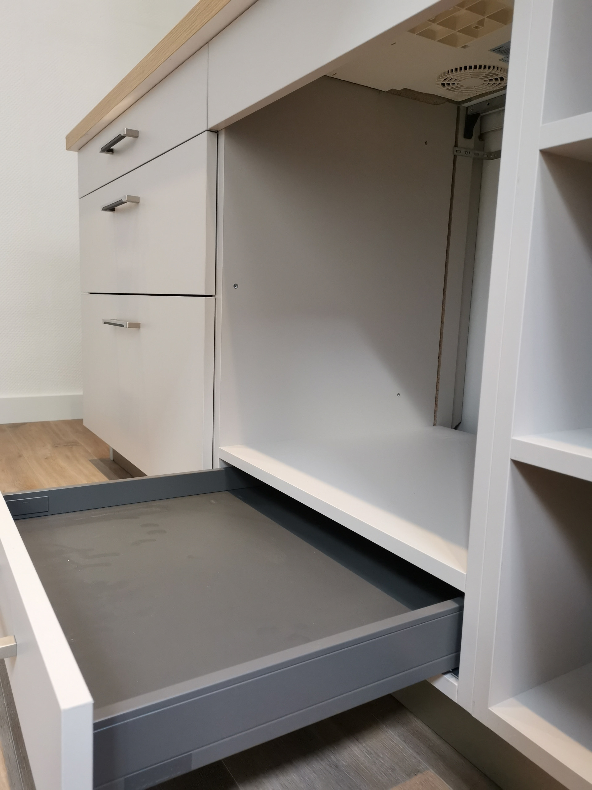 Beige et bois pour une ambiance chaleureuse.
