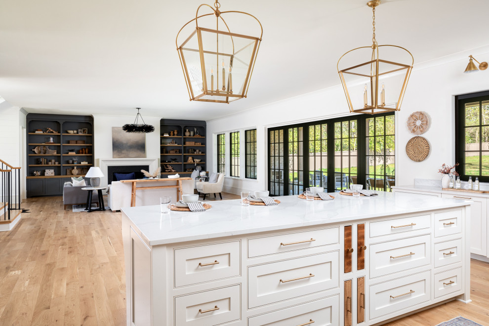 Idéer för ett klassiskt vit kök, med en rustik diskho, luckor med profilerade fronter, vita skåp, bänkskiva i kvarts, vitt stänkskydd, färgglada vitvaror, ljust trägolv, en köksö och brunt golv