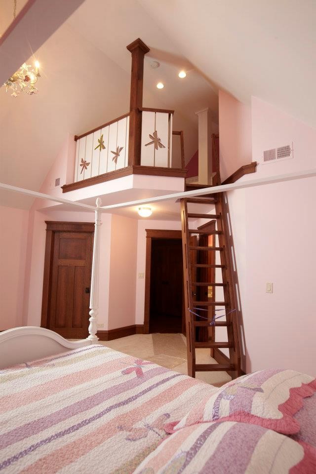 Large traditional loft-style bedroom in Chicago with pink walls, carpet and no fireplace.
